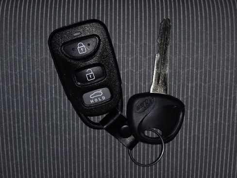 Used 2017 Hyundai Elantra SE image 32