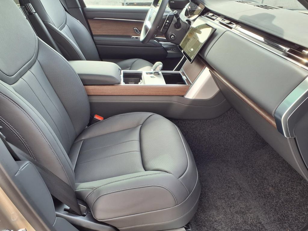 New 2026 Land Rover Range Rover Long Wheelbase SE AWD/4WD image 7