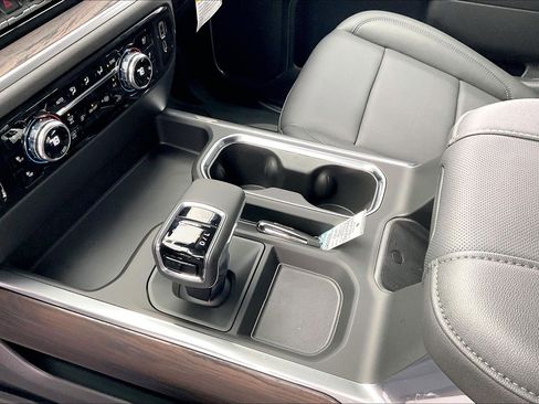 New 2026 GMC Sierra 1500 SLT image 8