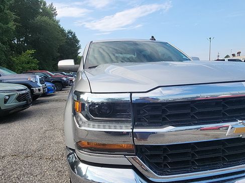 Used 2018 Chevrolet Silverado 1500 LT w/ All Star Edition AWD/4WD image 9