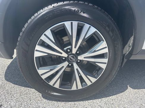 Used 2023 Nissan Rogue SV AWD/4WD image 3