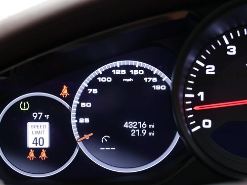 Used 2022 Porsche Panamera image 28