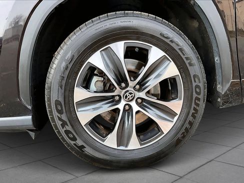 Certified 2022 Toyota Highlander XLE image 11