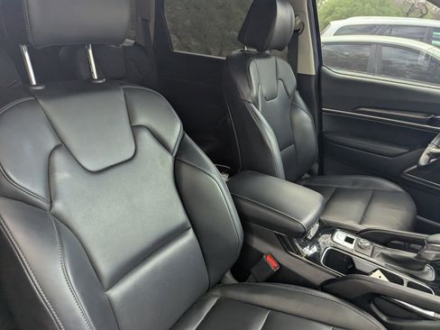 Used 2025 Kia Telluride S image 9