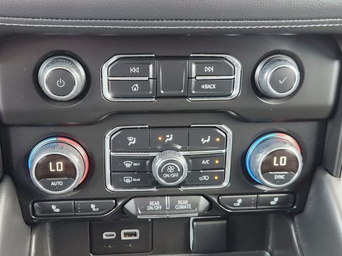 Used 2024 Chevrolet Suburban LT AWD/4WD image 18