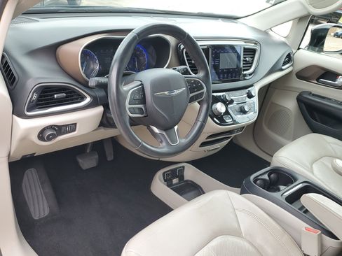 Used 2018 Chrysler Pacifica Touring-L FWD image 15