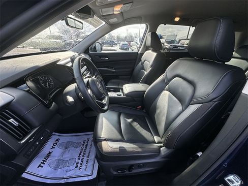 Used 2024 Nissan Pathfinder SL image 11