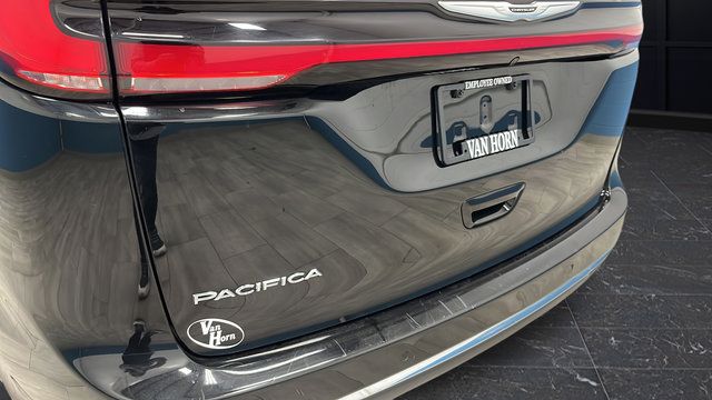 Used 2024 Chrysler Pacifica Touring-L FWD image 39