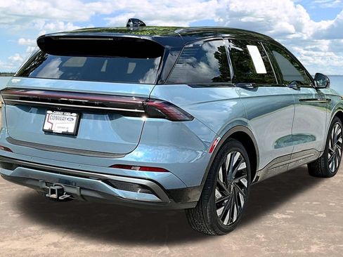 Used 2025 Lincoln Nautilus Reserve AWD/4WD image 8