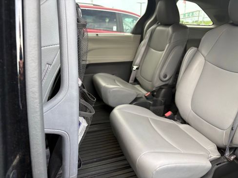 Used 2022 Toyota Sienna XLE w/ XLE Plus Package FWD image 9