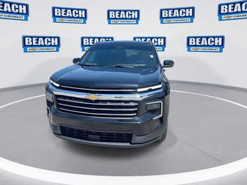 Used 2024 Chevrolet Traverse LT w/ Enhanced Driving Package FWD image 3