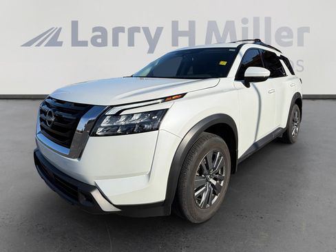 Certified 2025 Nissan Pathfinder SV image 1
