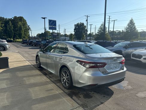 Used 2024 Toyota Camry XLE FWD image 5