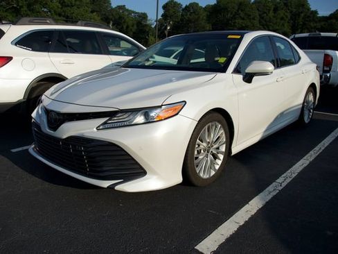 Used 2018 Toyota Camry XLE FWD image 3