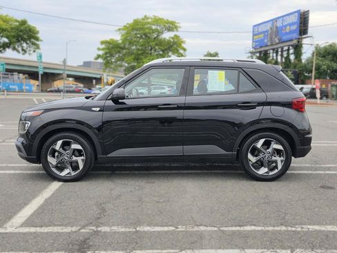 Used 2022 Hyundai Venue SEL FWD image 4