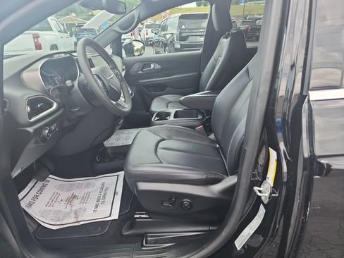 Used 2025 Chrysler Pacifica Select FWD image 9