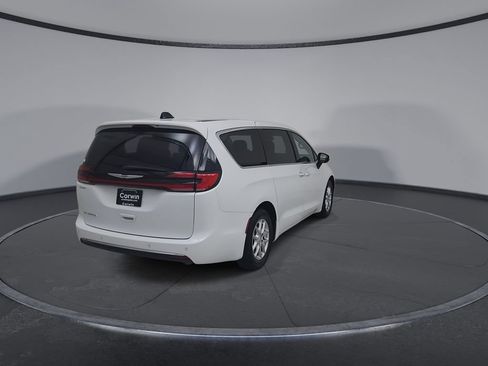 Certified 2023 Chrysler Pacifica Touring-L FWD image 16