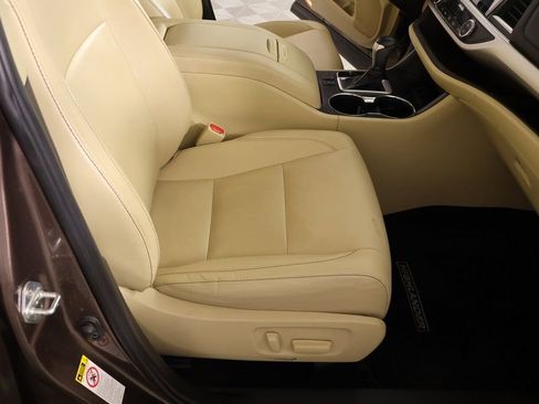Used 2019 Toyota Highlander XLE image 14