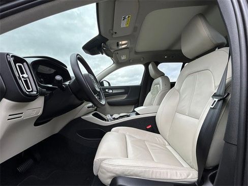 Used 2023 Volvo XC40 B4 Ultimate image 11