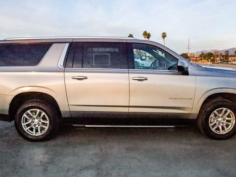 Used 2024 Chevrolet Suburban LT image 18