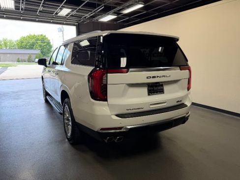 Used 2025 GMC Yukon XL Denali AWD/4WD image 3