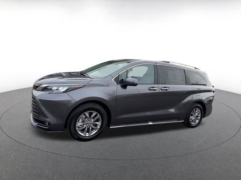 Used 2025 Toyota Sienna XLE image 8