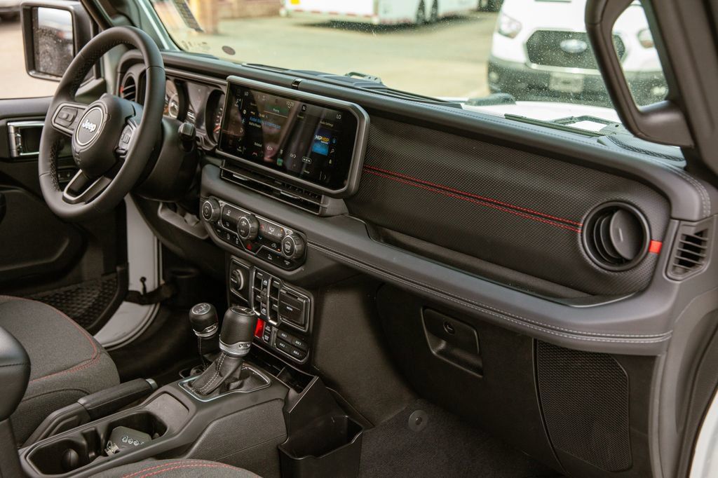 Used 2025 Jeep Gladiator Rubicon AWD/4WD image 11