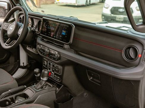 Used 2025 Jeep Gladiator Rubicon AWD/4WD image 11