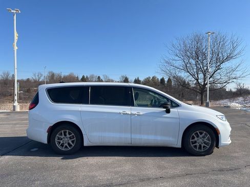 Used 2024 Chrysler Pacifica Touring-L image 3