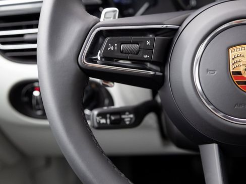 Certified 2025 Porsche Macan image 15