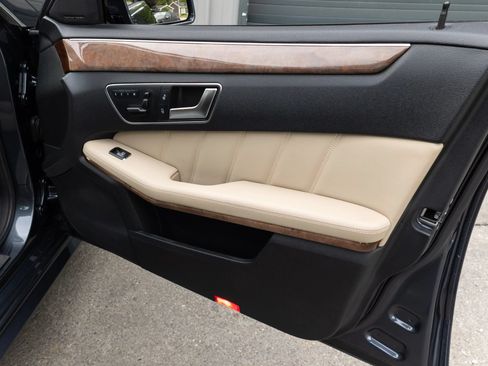 Used 2013 Mercedes-Benz E 350 4MATIC Sedan image 26