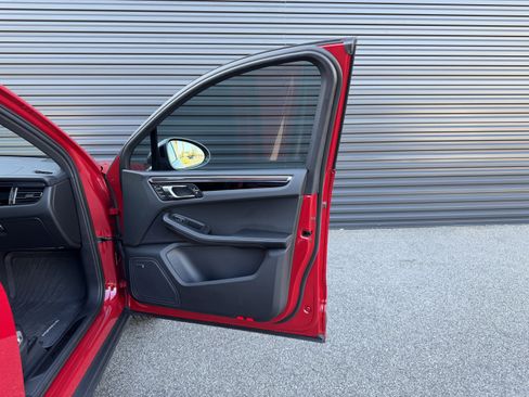 Certified 2025 Porsche Macan image 34