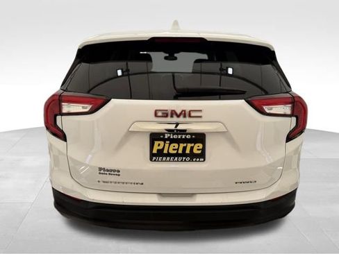 Used 2024 GMC Terrain SLE image 3