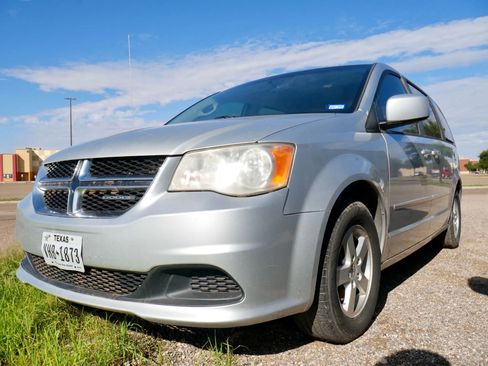 Used 2012 Dodge Grand Caravan SXT image 1