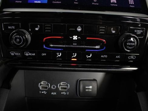 Used 2024 Jeep Grand Cherokee L Limited w/ Black Appearance Package AWD/4WD image 6