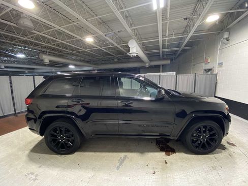 Used 2019 Jeep Grand Cherokee Altitude image 27