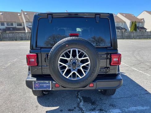 Used 2025 Jeep Wrangler Unlimited Sahara AWD/4WD image 9