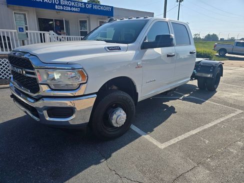 Used 2022 RAM 3500 Tradesman w/ Chrome Appearance Group RWD image 2
