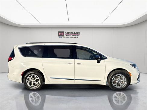 Used 2023 Chrysler Pacifica Limited image 8