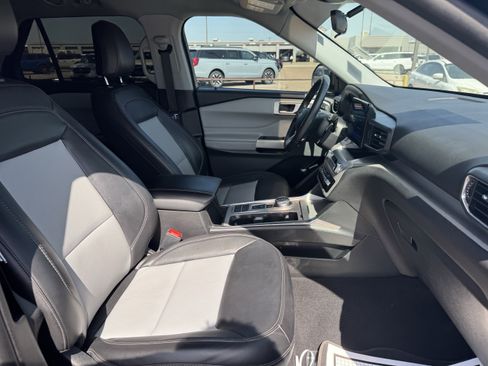 Used 2023 Ford Explorer XLT w/ Equipment Group 202A RWD image 30