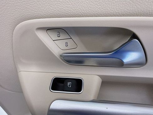 Used 2025 Mercedes-Benz GLB 250 image 31