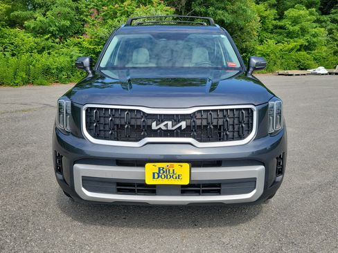 Used 2024 Kia Telluride EX w/ EX Captain's Chair Package AWD/4WD image 2