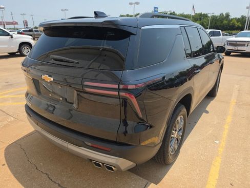 Used 2025 Chevrolet Traverse LT FWD image 4