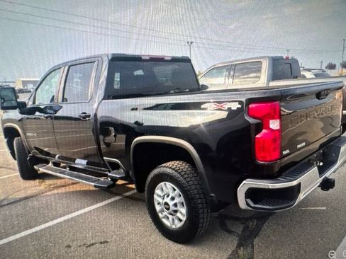 Used 2022 Chevrolet Silverado 2500 LT w/ Convenience Package AWD/4WD image 2