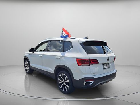 Used 2023 Volkswagen Taos SE w/ Panoramic Sunroof Package FWD image 3