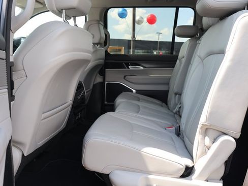 Certified 2024 Jeep Wagoneer Series II w/ Flexible Seating Group RWD image 14