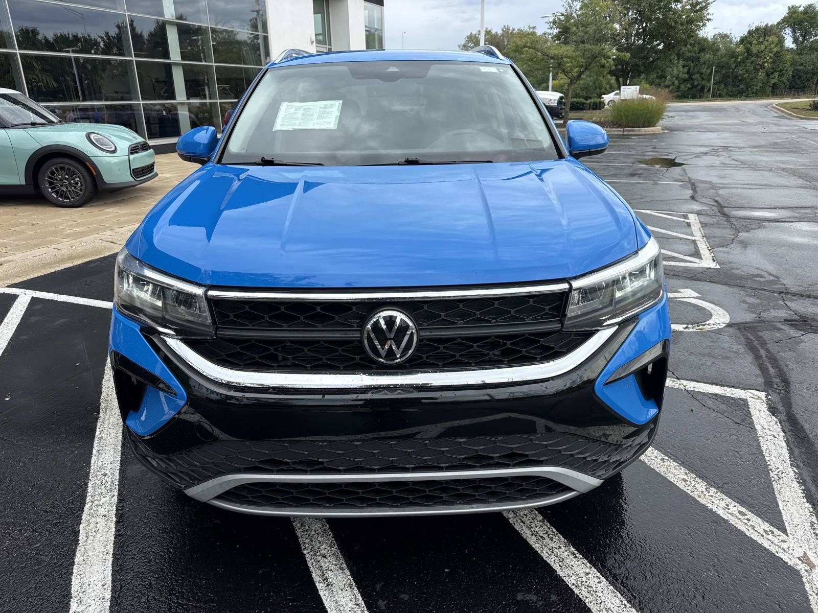 Used 2022 Volkswagen Taos SE w/ Panoramic Sunroof Package FWD image 3