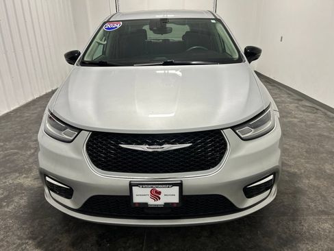 Used 2024 Chrysler Pacifica Touring-L FWD image 7