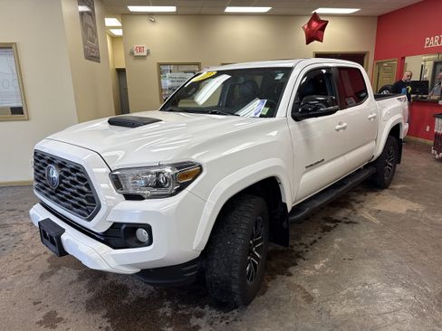 Used 2023 Toyota Tacoma TRD Sport w/ TRD Premium Sport Package AWD/4WD image 3