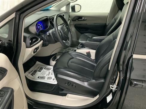 Used 2023 Chrysler Pacifica Touring-L FWD image 13
